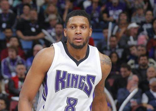 曼联陷入困境，阿莫林嘲笑梅努问题引发球迷怒火